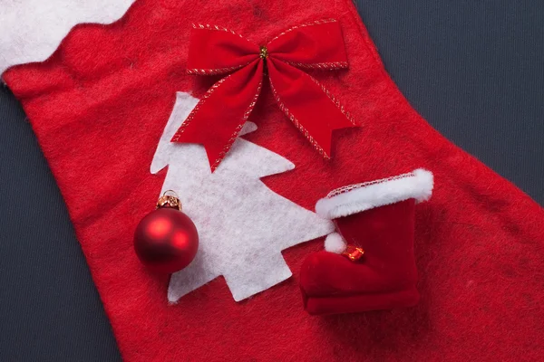 Navidad decoración roja sobre fondo gris concepto de Navidad — Foto de Stock