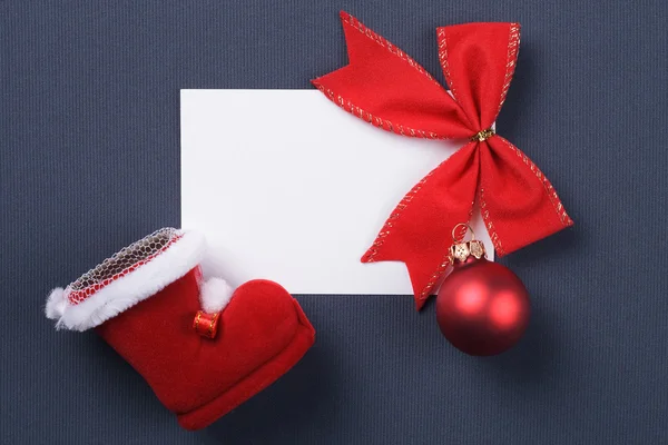 Gratulationskort och röd Juldekoration på grå bakgrund — Stockfoto