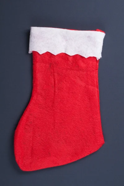 Santas media roja sobre fondo gris concepto de Navidad — Foto de Stock