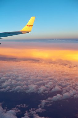Bulutların içinde uçak penceresinden görüntülemek