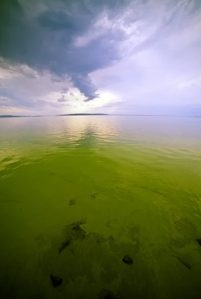 Temná krajina s řekou zelené vody — Stock fotografie