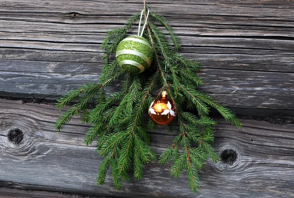 Rama de árbol de Navidad y decoraciones —  Fotos de Stock