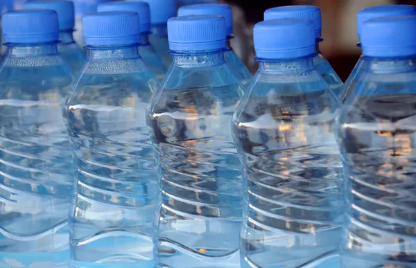 Avslutt mineralvannsflasker – stockfoto