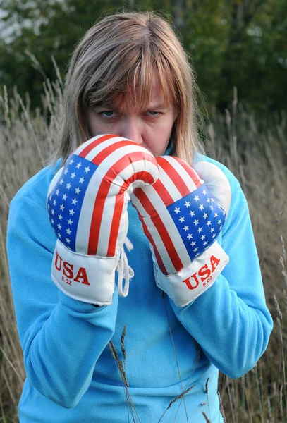 Arg kvinna som bär boxningshandskar — Stockfoto