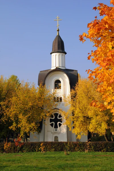 Cappella bianca in autunno — Foto Stock