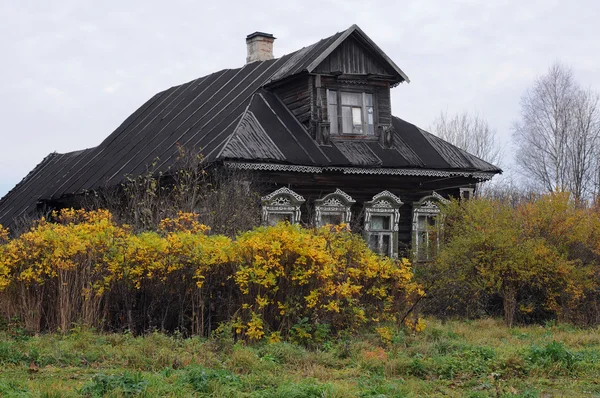 Casa de pueblo rusa en el otoño —  Fotos de Stock
