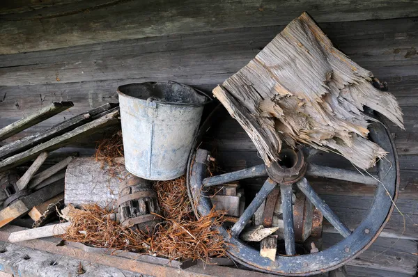 Artículos antiguos en el ático de madera — Foto de Stock