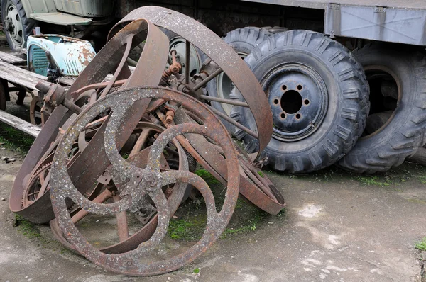 Vecchie ruote per camion e carrelli — Foto Stock
