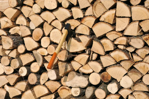 Στοίβα ξύλα και τσεκούρι — Φωτογραφία Αρχείου