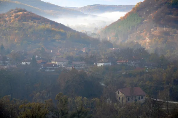 Foggy Village dans les montagnes des Balkans — Photo