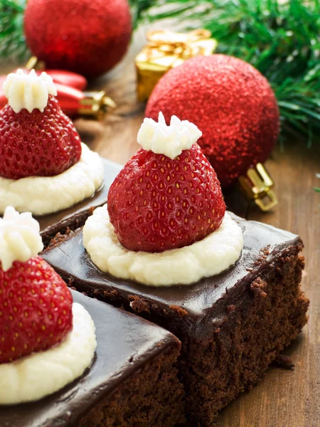 Santa hat brownies — Stockfoto