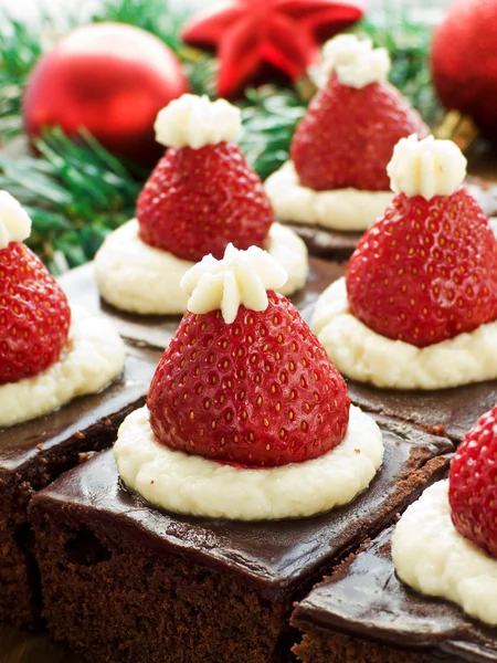 Santa hat brownies — Stockfoto
