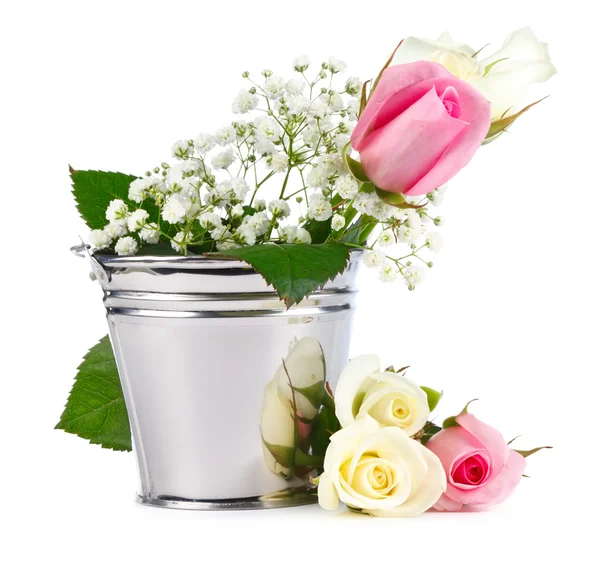 Hermosas rosas en cubo metálico — Foto de Stock