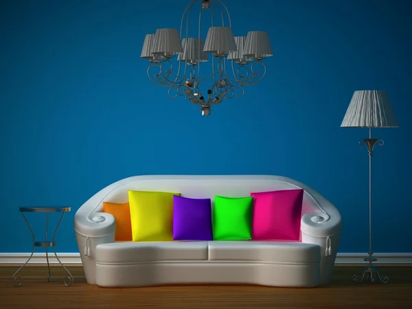 Blaues Zimmer mit weißer Couch und luxuriösem Kronleuchter — Stockfoto