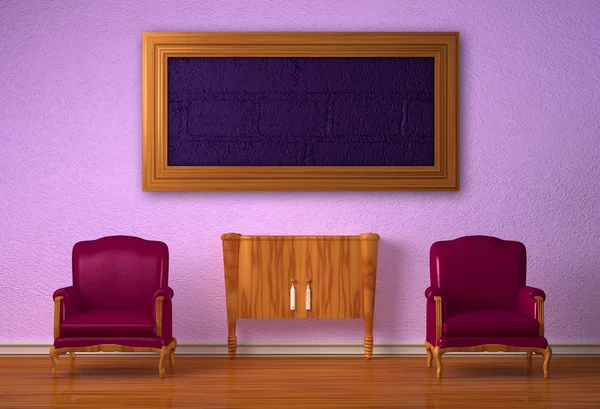 两个豪华椅子在紫色室内木控制台和图片边框 — 图库照片