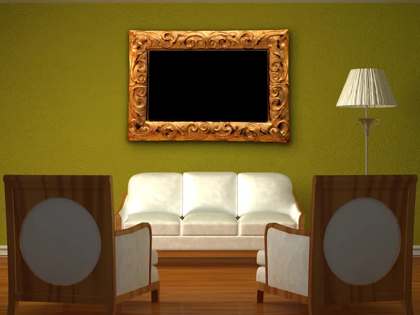 Dwa luksusowe fotele naprzeciwko zielony ściana z kanapy, stoją lampy i nowoczesne ramki — Zdjęcie stockowe