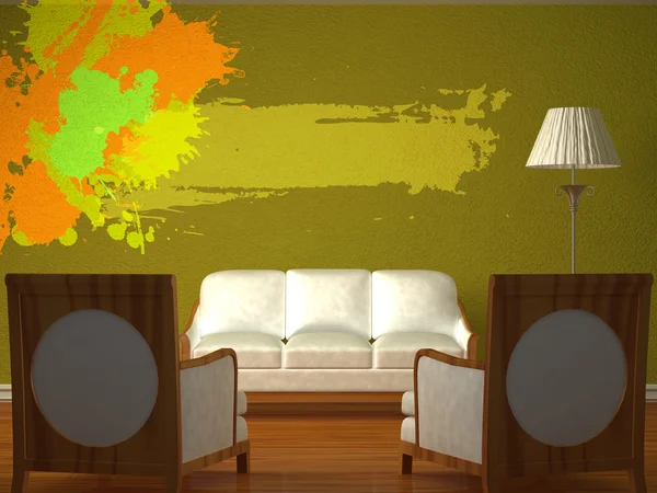Duas cadeiras luxuosas em frente à parede verde com sofá, candeeiro e quadro de respingo — Fotografia de Stock