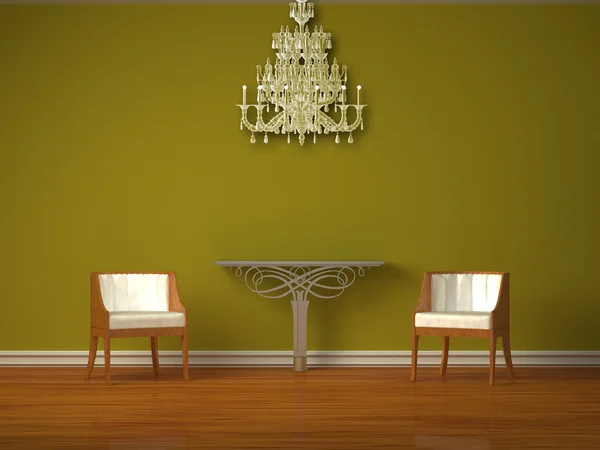 Δύο πολυτελή καρέκλες με μεταλλικό κονσόλα και γυάλινο πολυέλαιο στο καταπράσινο εσωτερικό — Φωτογραφία Αρχείου