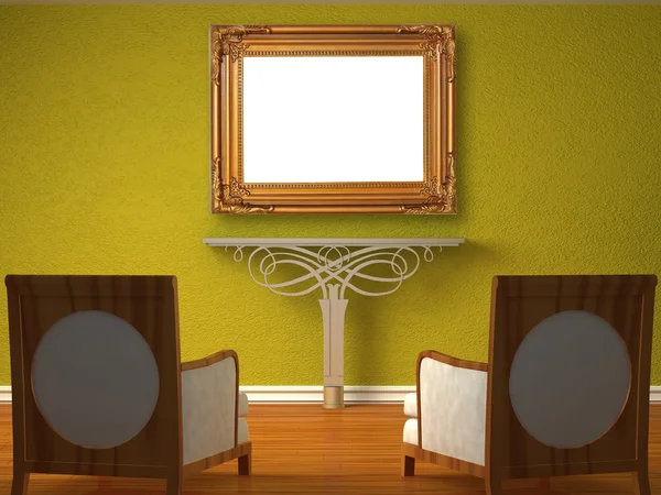 Два роскошных стула напротив зеленой стены с металлической консолью и современной рамой — стоковое фото