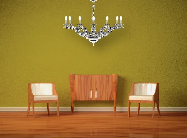 Δύο πολυτελή καρέκλες με ξύλινη κονσόλα και πολυτελή πολυέλαιο στο καταπράσινο εσωτερικό — Φωτογραφία Αρχείου