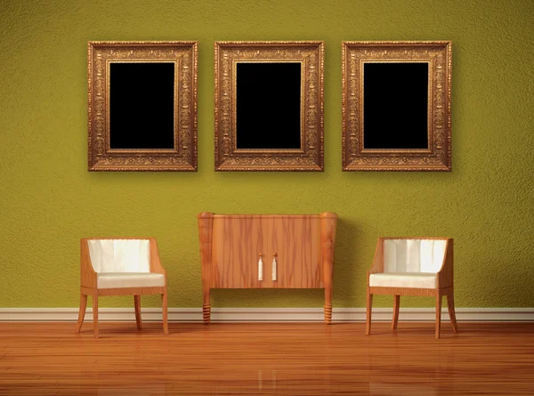 Zwei luxuriöse Stühle mit Holzkonsole und Bilderrahmen im grünen Interieur — Stockfoto