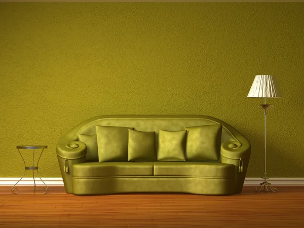 Оливковий диван зі столом і стандартною лампою в оливковому інтер'єрі — стокове фото