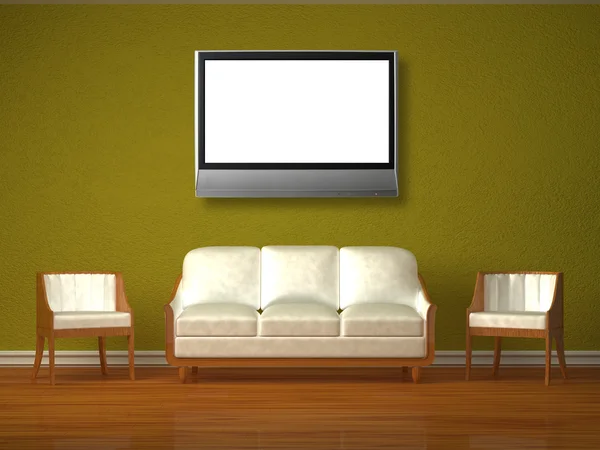 Білий диван і два стільці з РК-телевізором в зеленому інтер'єрі — стокове фото