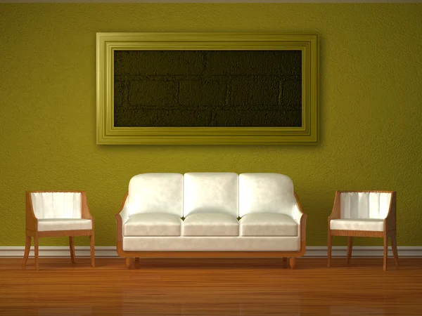 Λευκό καναπέ και δύο καρέκλες με κορνίζα στο καταπράσινο εσωτερικό — Φωτογραφία Αρχείου