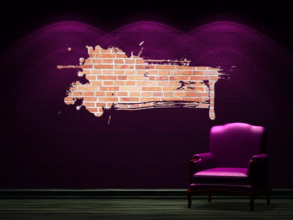 Ensam stol med splash hål i mörka minimalistisk inredning — Stockfoto