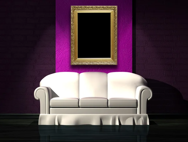 Άσπρος καναπές με μωβ μέρος του τοίχου και εικόνα πλαισίου στο μινιμαλιστικό εσωτερικό — Φωτογραφία Αρχείου