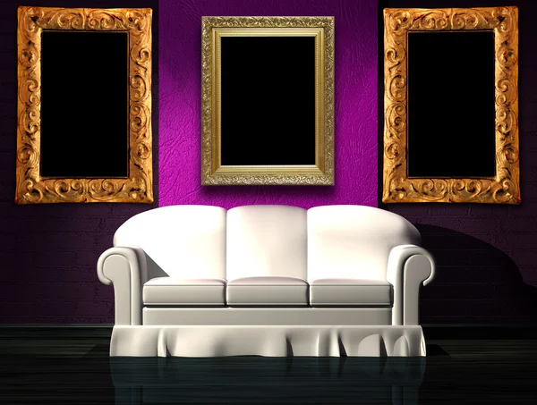 Lila része a fal és a képkeretek minimalista belső fehér kanapé — Stock Fotó