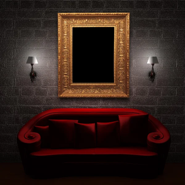 Czerwona kanapa z pustą ramkę i kinkiety w minimalistycznym wnętrzu — Zdjęcie stockowe