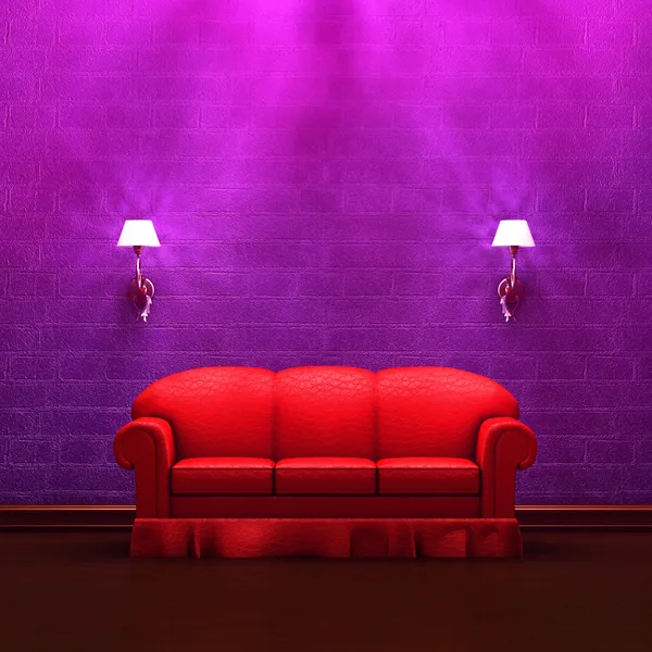 Красный диван с лепестками в фиолетовом минималистском интерьере — стоковое фото