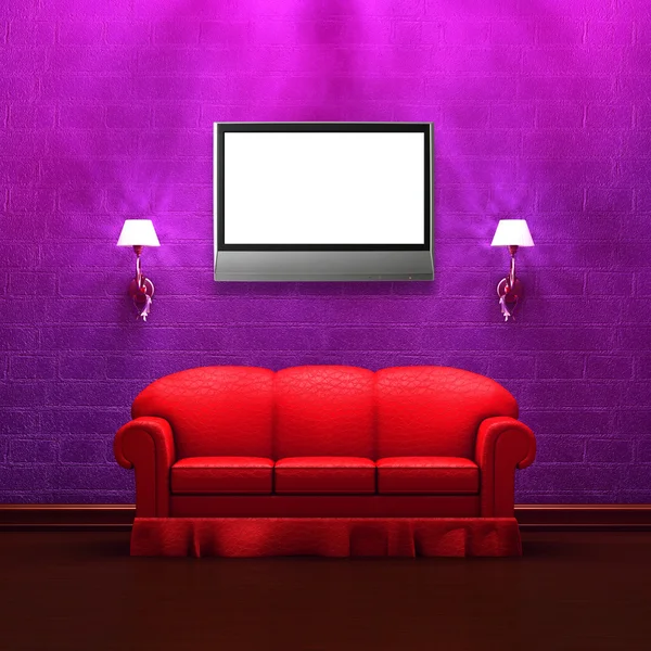 LCD televize v purpurové minimalistický interiér s červenou pohovku a svícnů — Stock fotografie