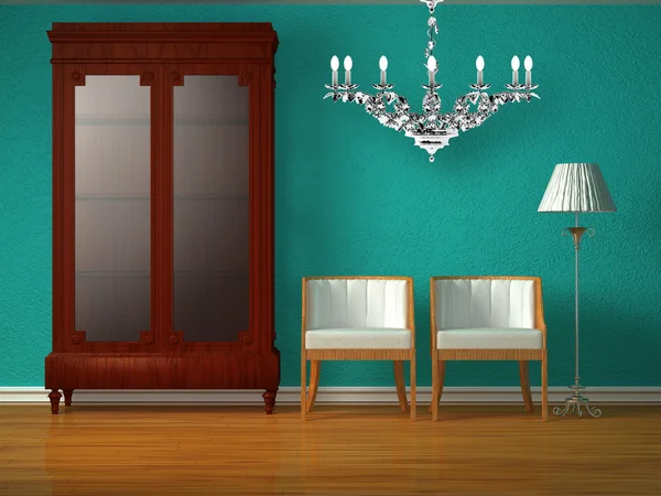 Skříň s židlemi a stojan lampy s luxusní lustr — Stock fotografie