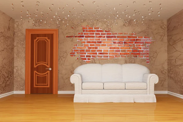 Vardagsrum med dörr och vit soffa och splash hål — Stockfoto