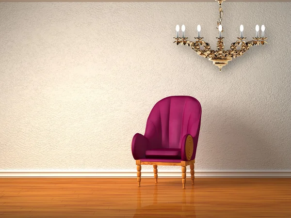 Cadeira roxa e lustre de luxo em interior minimalista — Fotografia de Stock