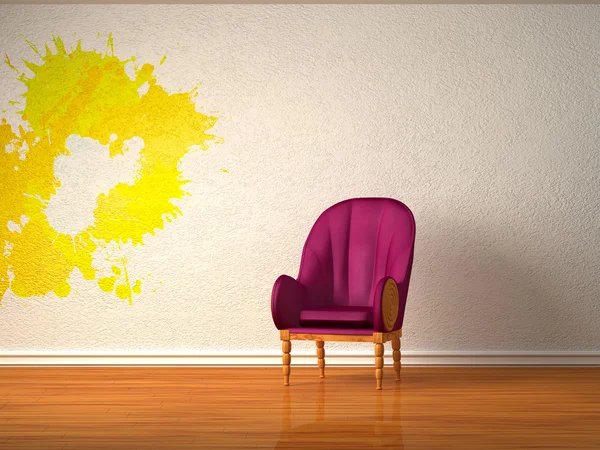 Chaise luxueuse seule avec éclaboussures colorées à l'intérieur minimaliste — Photo