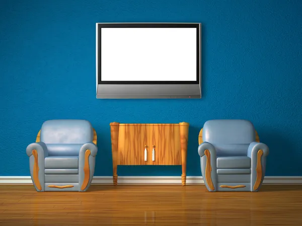 Два стула с деревянной консолью и LCD телевизором в синем интерьере — стоковое фото