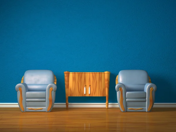 Duas cadeiras com console de madeira em interior azul — Fotografia de Stock