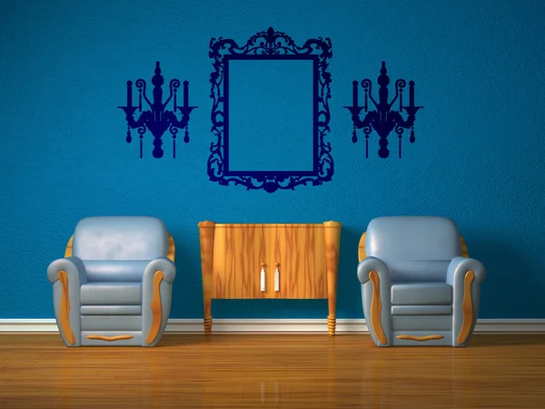 Два стула с деревянной консолью и силуэт зеркала в голубом интерьере — стоковое фото