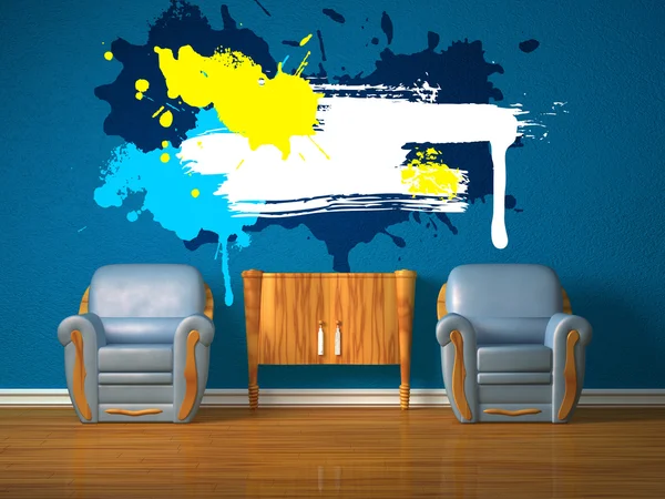 Два стільці з дерев'яним тумбочкою в синьому інтер'єрі з рамою для бризок — стокове фото