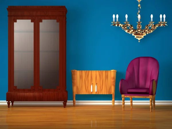 Szafka z tabeli, złotym żyrandolem i luksusowy fotel — Zdjęcie stockowe