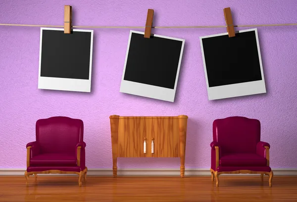 Dos sillas de lujo con consola de madera y ahorcamientos instantáneos marcos de fotos — Foto de Stock
