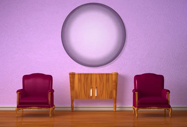 Zwei luxuriöse Stühle mit Holzkonsole und Kreisspiegel — Stockfoto