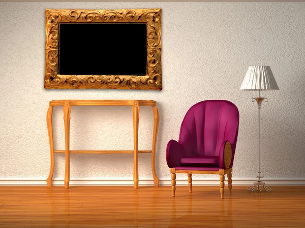 Cadeira luxuosa com console de madeira, moldura e lâmpada de pé em roxo — Fotografia de Stock