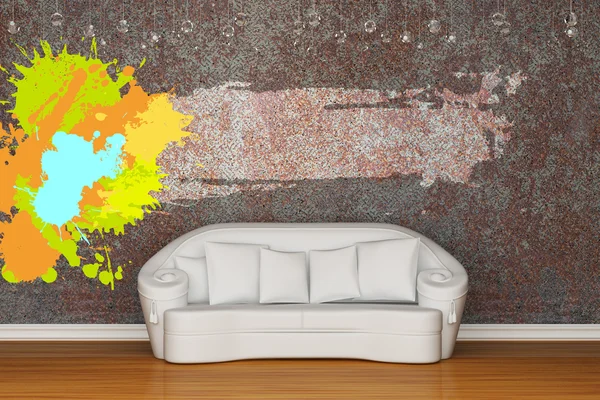 Weißes Sofa mit Spritzrahmen im rostigen Interieur — Stockfoto