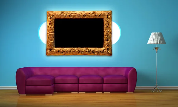 Фиолетовый диван с овальной книжной полкой, стандартная лампа и рамка в голубом интерьере — стоковое фото