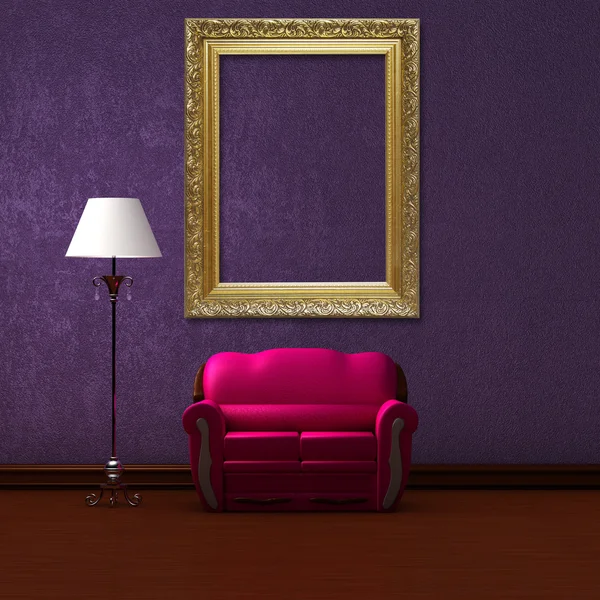 Ροζ καναπέ και πρότυπο λαμπτήρα με κορνίζα στο μωβ μινιμαλιστικό εσωτερικό — Φωτογραφία Αρχείου