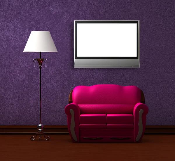 Рожевий диван і стандартна лампа з LCD телевізором у фіолетовому мінімалістичному інтер'єрі — стокове фото